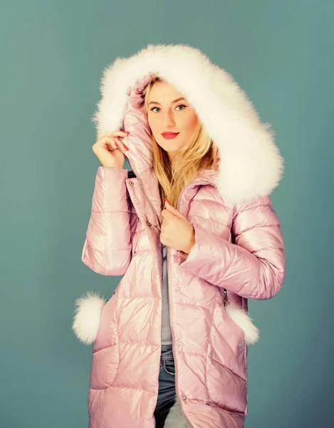 Świadomość ekologiczna mody. Kurtka z futrzanym kapturem. Dziewczyna nosi zimową kurtkę. Sezon zimowy. Miękkie futro. Dla tych, którzy chcą pozostać nowoczesni. Fałszywe futro to coś więcej niż tylko trend. Odzież zimowa — Zdjęcie stockowe