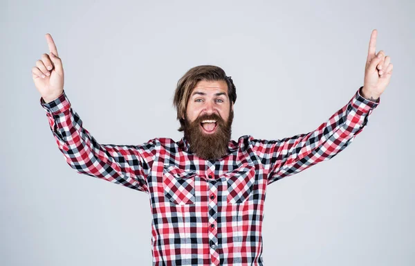 Hayatımın en güzel günü. Neşeli Kafkas Adam. Vahşi sakallı hippi. Erkek, kareli gömlek giyiyor. Sıradan erkek modası. Berber dükkanı. Sıradan giyinmiş yakışıklı sakallı adam gülümsüyor.