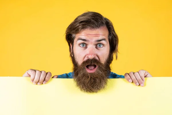 As vendas terminam em breve. procurar um emprego. lugar para espaço de cópia. homem barbudo surpreso com folha de papel vazia. Serviço de barbearia. conceito de publicidade. homem brutal com barba e bigode — Fotografia de Stock