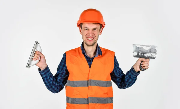 Uomo intonaco con strumenti indossare cappello rigido protettivo, concetto di finitura pareti — Foto Stock