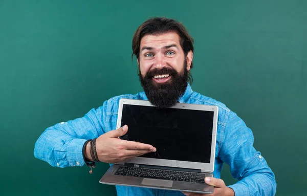 Alegre hombre exitoso y seguro de sí mismo con barba trabajando en el ordenador portátil en línea, la vida moderna —  Fotos de Stock