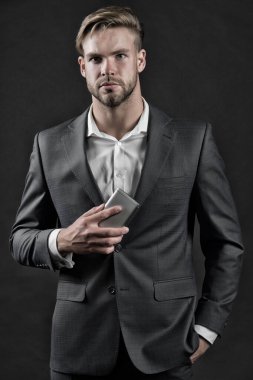 Ciddi ciddi sakallı bir menajer..