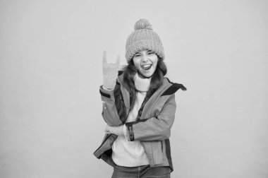 Neşeli hissediyorum. Küçük kız süveteri. Şapka ve eldiven aksesuarı. Grip yok. Sıcak giysi satışı. Mutlu kız kayak ceketi. Kış tatili Örgü kıyafet tarzı. Soğuk sezon havası. Çocuklar için açık hava aktivitesi