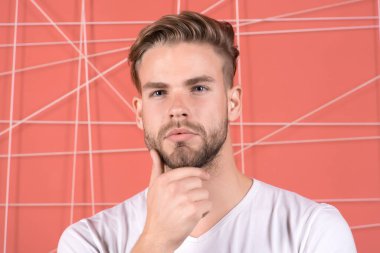 Erkeklik kavramı. Tüylü, düşünceli bir yüzü olan, pembe bir geçmişi olan bir adam. Sakallı ve çekici bir adam. Sakallı ya da traşsız adam yakışıklı ve bakımlı görünüyor.