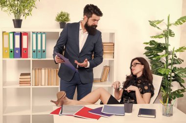 İş adamı emir yöneticisi verdi. İşe gidecek misin? Resmi görevlerde tutarsızlık. Patron ve çalışan. Kadın erkeğe karşı. Ofisteki iş çifti. İş kadını bugün kendini tembel hissediyor.