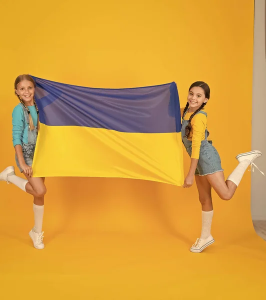 Fira nationaldagen. Patriotism respekt och kärlek till fosterlandet. Flickor med blå och gul flagga. Patriotisk utbildning. Grattis på självständighetsdagen. Barn håller ukrainska flaggan. Ukrainska barn — Stockfoto