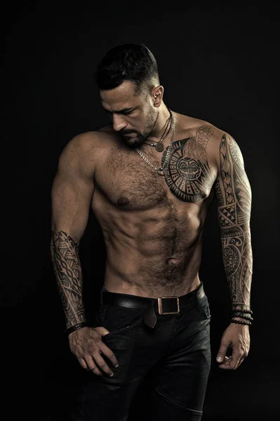 Lindo tronco masculino. Homens tatuagem moda casual. fisiculturista muscular posando. retrato sexy do homem do esporte. Tatuado musculoso posando em estúdio. Treino para uma boa saúde. Prank para músculos abdominais — Fotografia de Stock