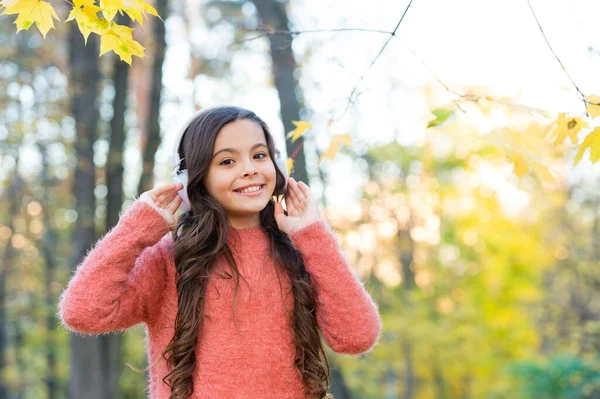 Bambino sorridente ascoltare musica in cuffia, felicità — Foto Stock