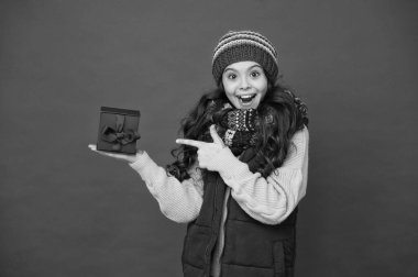 Vay canına. Kış alışverişi. çocukluk mutluluğu. Güzel alışveriş. Yeni yıl hediye kutusu olan kız. Mutlu kış tatilleri. Küçük kız şapka ve atkı ördü. Mutlu noeller. Xmas parti havası