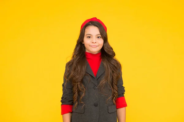 Dagelijks leren. Een klein kind draagt een gele achtergrond. Schooljurk. Terug naar school stijl. Basisonderwijs. 1 september. Bijpassende stijl en klasse met luxe en comfort — Stockfoto