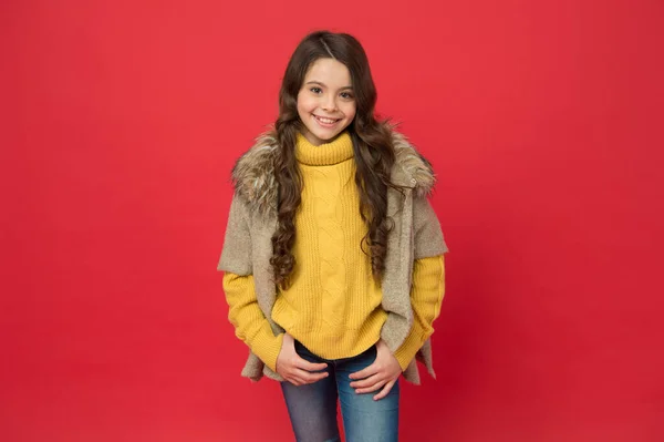 Confortevole e trendy. felicità infantile. tempo maglione nella stagione autunnale. Vestito di maglieria per bambini. Stile libero confortevole. bambino felice indossare vestiti accoglienti. teen ragazza modello di moda — Foto Stock