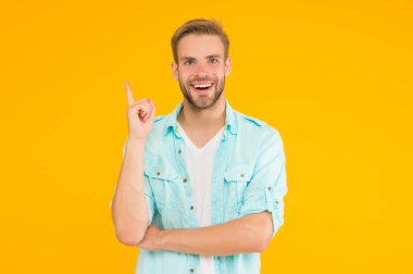 Sadece ilham geldi. İlhamı hisset. Havalı saç stili olan seksi çocuğun bir fikri var. Tıraşsız, tüylü yakışıklı bir adam. Erkek yaz modası. İlham verici adamın sarı arka planda saçları var.