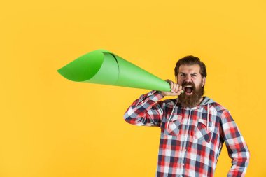 Sansür. Elinde hoparlör olan bir adam. Konuşma özgürlüğü. Herkes için reklam. Terfi ve bilginin kitlelere yayılması. Kitle iletişim araçları. Sesini yükselt. Sakallı adam megafonla bağırıyor.