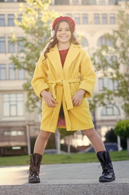 Cankurtaran halatım. Online eğitim. Müzik aşığı. Kitap teknolojisi. Fransız bereli neşeli Paris 'li kız. Sonbahar modası. Okul sonbahar sezonu. Küçük kız, sesli kitabı dinle. Kulaklık takan küçük kız.