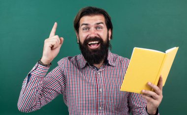 Mutlu olgun öğretmen okuma kitabı. Acımasız sakallı adam sınıfta not defteriyle çalışıyor. Sınava hazırlan. Ders üzerine ders veren üniversite hocası. Okula dönüyorum. gayri resmi eğitim. Bir fikrim var.