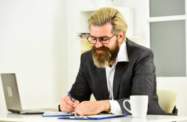 İnternet işi. İş iletişimi. İnternet sörfü. Modern teknoloji. Satış müdürü ofiste çalışıyor. Web geliştiricisi. Umutsuzluk bazen yeniliğe yol açar. Yakışıklı adam internette iş yapıyor.