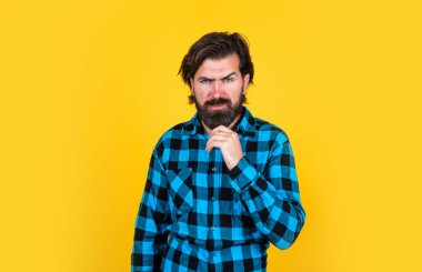 Mükemmel sakal şekli. İnsan duygularını ifade etmek. Kareli gömlekli ciddi bir adam. Sarı arka plandaki duygusal adam. Vahşi sakallı hippi. Bıyıklı, olgun bir adam.