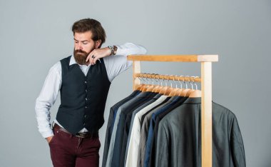 Adam içeride iş elbisesi sipariş ediyor. Terzi ölçer adamım. Çalışma alanında şık bir iş adamı. Moda tasarım stüdyosu. Erkek moda tasarımcısı. Bireysel insan eli ölçer. Modadan bahsediyorum.