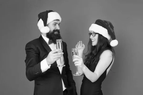 Celebração de inverno. Feliz Natal! Feliz Natal! Colegas na festa do escritório. Um casal numa festa corporativa. Feliz Ano Novo. Empresário barbudo em smoking e menina bebendo espumante vinho tinto fundo. Festa de inverno — Fotografia de Stock