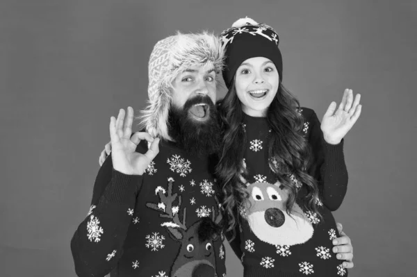 Tradición familiar. Feliz navidad. Bienvenida 2020. Padre e hija suéteres de invierno celebran año nuevo. Vacaciones de invierno. Tiempo de Navidad. Feliz abrazo familiar. Hombre y niño barbudo. Familia celebrar vacaciones — Foto de Stock