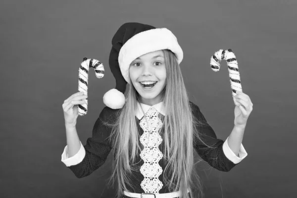 Kış tatili için geleneksel çizgili şeker kamışı. Noel dekoru. Noel dekorasyonu fikirleri. Çocuk Noel Baba kostümü Noel şekeri bastonu. Benzersiz dekorasyonlar yap. Tatlı çocukluk — Stok fotoğraf