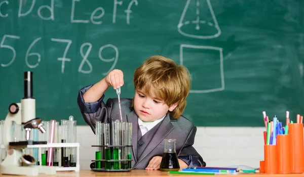 Kleiner Junge beim Unterricht. Zurück zur Schule. Kleiner Junge macht naturwissenschaftliche Experimente. wissenschaftliche Experimente mit Mikroskop im Labor. Biologiewissenschaft. Schulkind Wissenschaftler studiert Naturwissenschaften. Ich kann dich heilen — Stockfoto