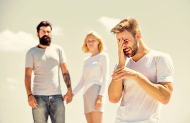 Ama utangaç. Kişiler arası ilişki. Komplo teorisi Birbirine aşık çiftler. Üçüncü adam. Aile psikolojisi. İlişki sorunları. Dedikodu. Aşk üçgeni. Sosyal bir sorun. İhanet ve boşanma