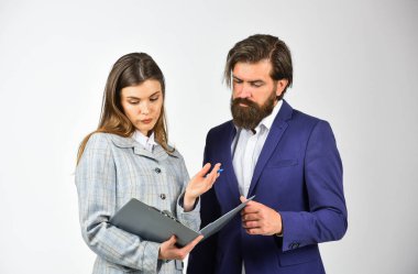 Bazen ortaklık zordur. Yardıma ihtiyacım var. Başarılı bir ortaklık. Birkaç iş görüşmesi. Riskli bir anlaşma. Ofis evrakları olan kadın ve erkek. İş konsepti. İş yerinde iletişim