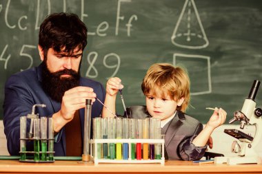 Zeka küpü. Dahi çocuk özel ders. Dahi çocuk. Öğretmen çocuk test tüpleri. Gelişim dönüm noktalarına tahminlerden çok önce ulaşmak çocuğun meydan okunmaya hazır olduğuna işaret ediyor. Kimyasal deney