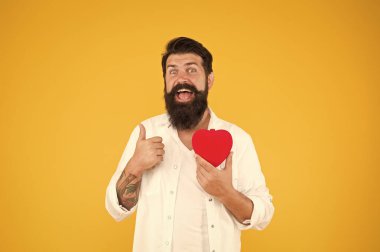 Sağlıklı alışkanlıklar ve yaşam tarzı. İzleme ve ölçme. Sakallı hippi adam kırmızı kalbi tutar. Reçeteli ilaç. Tansiyon kolesterolü düşür. Nabzın ritmini hisset. Kalp hastalığı