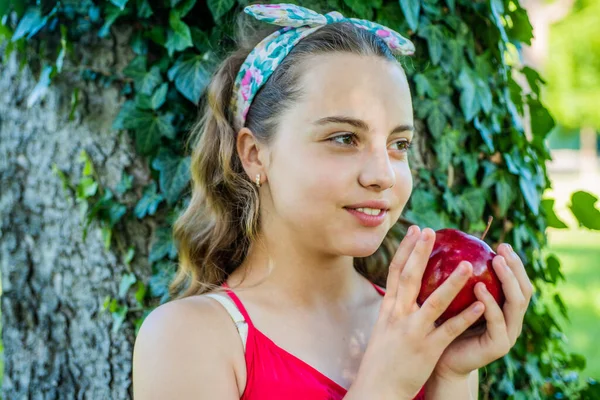 Κορίτσι κατέχουν κόκκινο ώριμο φυσικό βιολογικό μήλο, έννοια της υγιεινής διατροφής — Φωτογραφία Αρχείου