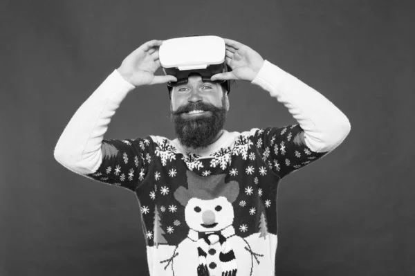 Jag ser att andra inte ser. Man bär virtual reality-glasögon. Föreställ dig bästa julfesten. Glad skäggig hipster i vr glasögon. man vinter tröja spela spel. inomhus vs utomhus aktivitet. Virtuell verklighet — Stockfoto