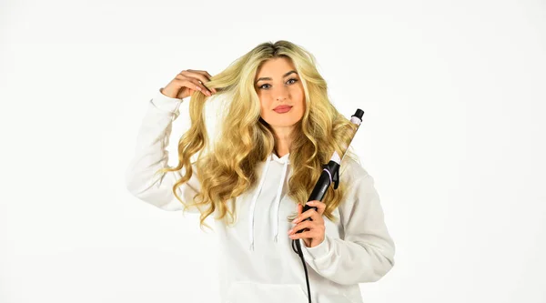 Olha para isto. Menina se importa com penteado. Moda e beleza. Cabelo curling estilista. mulher modelo de moda. Mulher loira bonita. Menina com lindo cabelo liso saudável usando Curler para cachos perfeitos — Fotografia de Stock