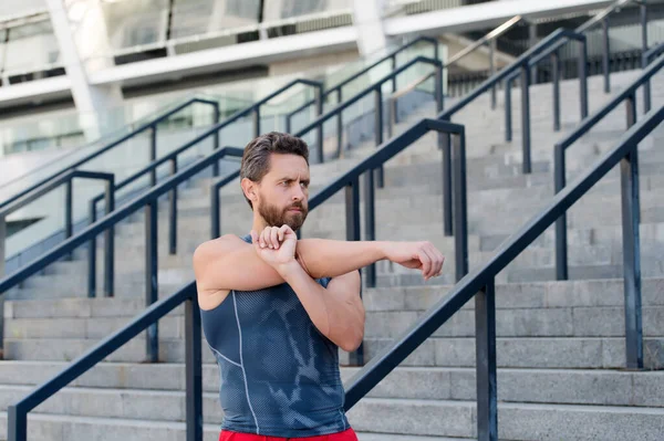 严重的成熟男人运动身体热身和伸展肌肉 — 图库照片