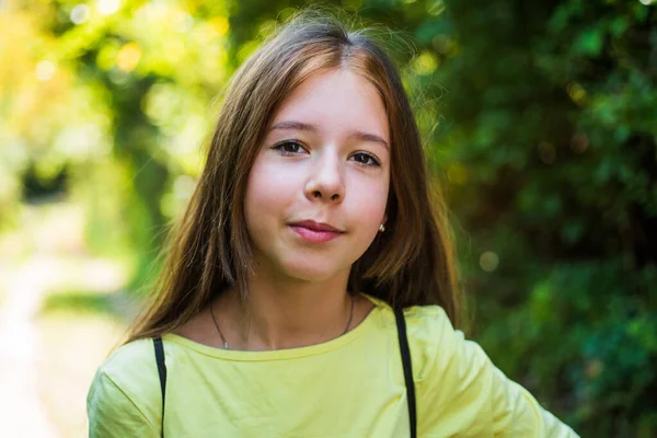 Vacker tonåring flicka promenader utomhus på sommaren eller våren, barndom — Stockfoto