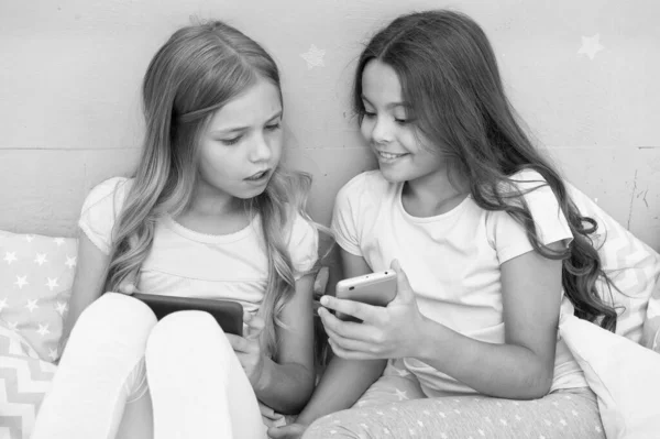 Διαδικτυακό κοινωνικό δίκτυο. Παιδιά και τεχνολογία. Εφαρμογή κινητού. Κινητά παιχνίδια. Η καραντίνα επιδεινώνει το πρόβλημα της κινητικής εξάρτησης. Blogging από το σπίτι. Κάνοντας blog post από το smartphone. Κλήση βίντεο — Φωτογραφία Αρχείου