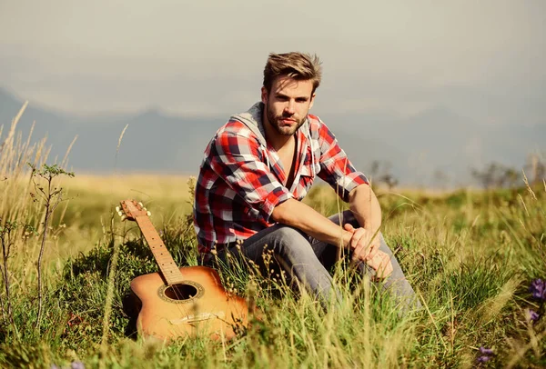 Deixa a música falar. moda hipster. camping ocidental e caminhadas. feliz e livre. Homem cowboy com guitarrista acústico. música country. homem sexy com guitarra em camisa quadriculada — Fotografia de Stock