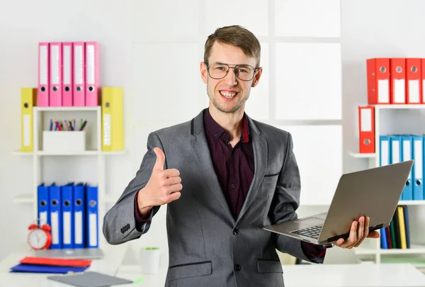 Qualifié et réussi PDG. jeune homme d'affaires travaillant au bureau. manager travaille sur ordinateur portable. Homme occupé dans un lieu de travail moderne. patron ou employé. être secrétaire professionnel. De grandes choses pour de grandes œuvres — Photo