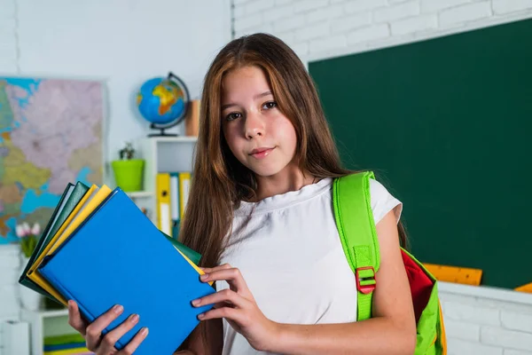 Stijlvol tiener schoolmeisje studeren huiswerk tijdens les onderwijs concept, literatuur — Stockfoto