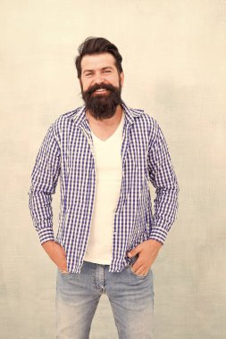 Tarzına güveniyor. Neşeli sakallı adam. Denim bak. Sıradan erkek modası. Gerçek erkekler için berber bakımı. Bıyıklı vahşi hippi. Sakallı olgun bir hippi.