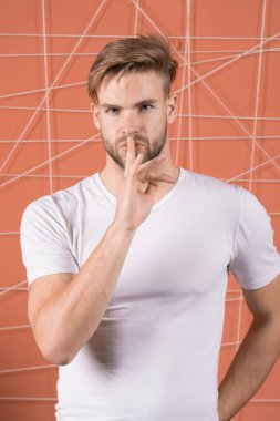 Sakallı çekici adam sessizliğini gösteriyor. Gizli konsept. Kıllı, sakin, gizemli yüzü olan, pembe geçmişi olan bir adam. Sakalsız adam yakışıklı, bakımlı ve kendinden emin görünüyor.