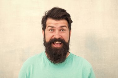 Hipster görünümü. Sakal ve berber konsepti. Dünyanın dört bir yanındaki erkek güzelliği algıları. Sakallı, hippi tarzı, sakallı, gri bir geçmişi var. Güzel sakal ve bıyık bakımı. Mutlu yüz.