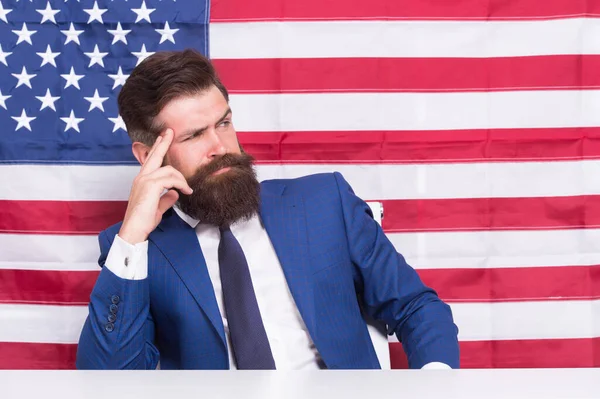 Colocação oficial homem trabalhando para o governo americano EUA bandeira fundo, conceito eleições — Fotografia de Stock