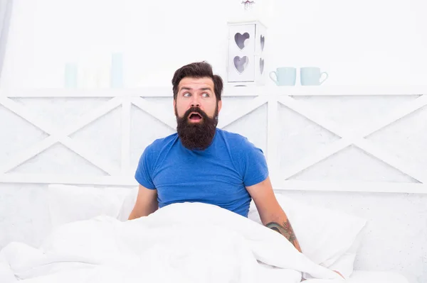 Elképedt szakállas férfi hipster meglepett reggeli erekció, férfi egészségügyi koncepció — Stock Fotó