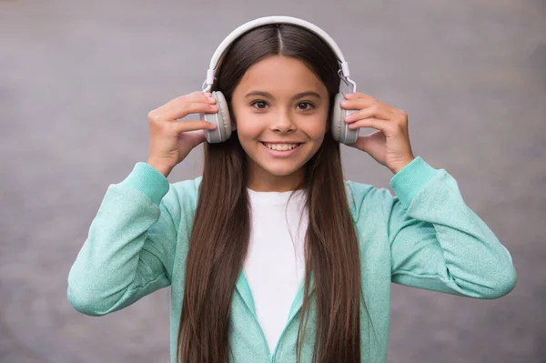 Niño feliz escuela escuchar música o audio libro en auriculares para la educación y la alegría, la infancia — Foto de Stock