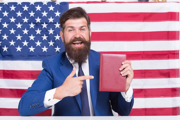 Homem advogado bonito promovendo liberdades constitucionais americanas, conceito de consultoria livre — Fotografia de Stock
