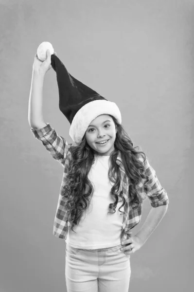 Ik wil sneller groeien. Ik wacht op de Kerstman. Verspreid vreugde en liefde, het is Kerstmis. Kleine meisje kind santa hoed. Cadeau voor Kerstmis. Nieuwjaarsfeest. Sinterklaas. Fijne wintervakantie. Klein meisje — Stockfoto