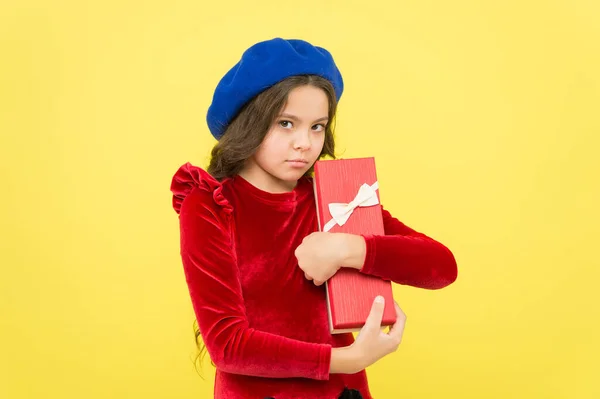 Hebzuchtig meisje houden geschenk doos aankoop na succesvolle winkelen verkoop, shopaholic — Stockfoto