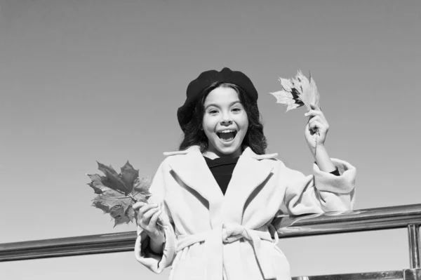 Totalement heureux. canada. heureuse petite fille. mode enfant d'automne. feuille d'érable enfant. Enfant en béret français. chute des feuilles. saison préférée. bonne humeur météo. fille parisienne look tendance. À l'école. sirop d'érable — Photo