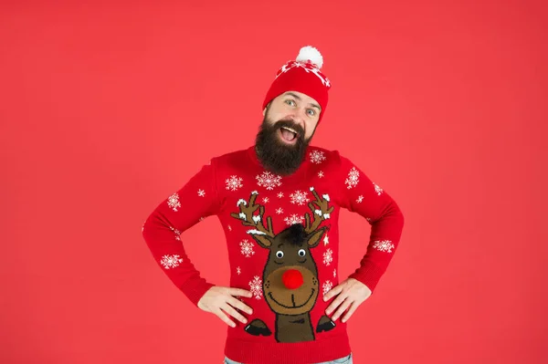 Temporada de inverno favorita atividades internas. Hipster barbudo homem usar camisola de inverno e chapéu de fundo vermelho. Feliz ano novo conceito. Junte-se a festa. Véspera de Natal. Roupa de inverno. Boas vibrações — Fotografia de Stock